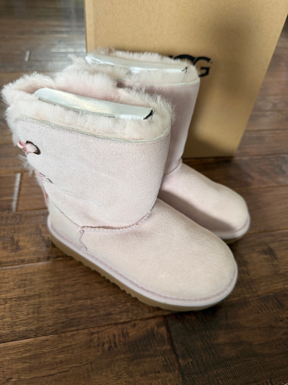 Ugg Girls Customizable Bailey Bow II in Light Pink size 13